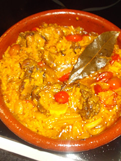 Una foto de Conejo con arroz y cherrys