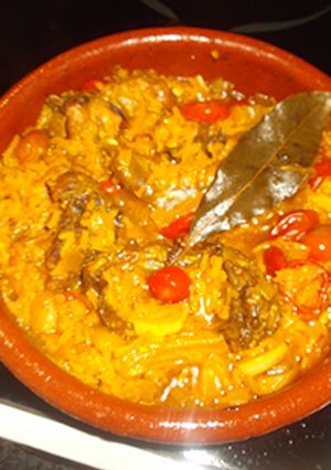 Foto principal de Conejo con arroz y cherrys