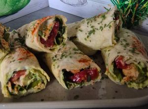 Une photo de 🌯🥑 Wraps Gourmands au Poulet, guacamole & Fromage Frais à l’Ail