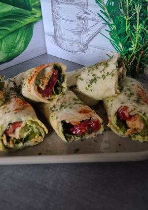 Une photo de 🌯🥑 Wraps Gourmands au Poulet, guacamole & Fromage Frais à l’Ail