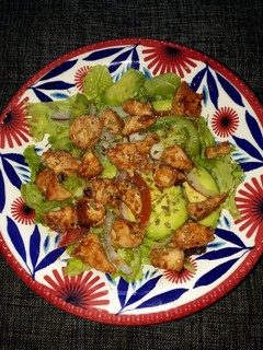 Una foto de Ensalada de pollo y aguacte