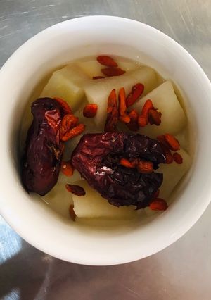 Hình của món Phiên bản ăn dặm: Chè lê táo đỏ kỉ tử.