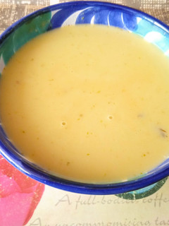 Una foto de Gazpacho amarillo de espárragos y huevo