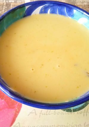 Una foto de Gazpacho amarillo de espárragos y huevo