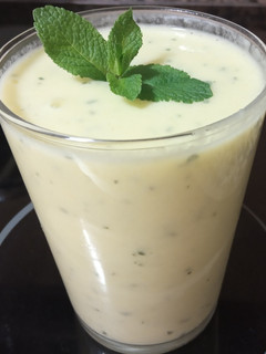 Una foto de Batido de mango y piña con menta