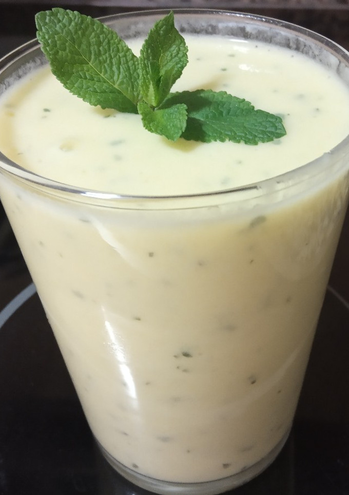 Una foto de Batido de mango y piña con menta