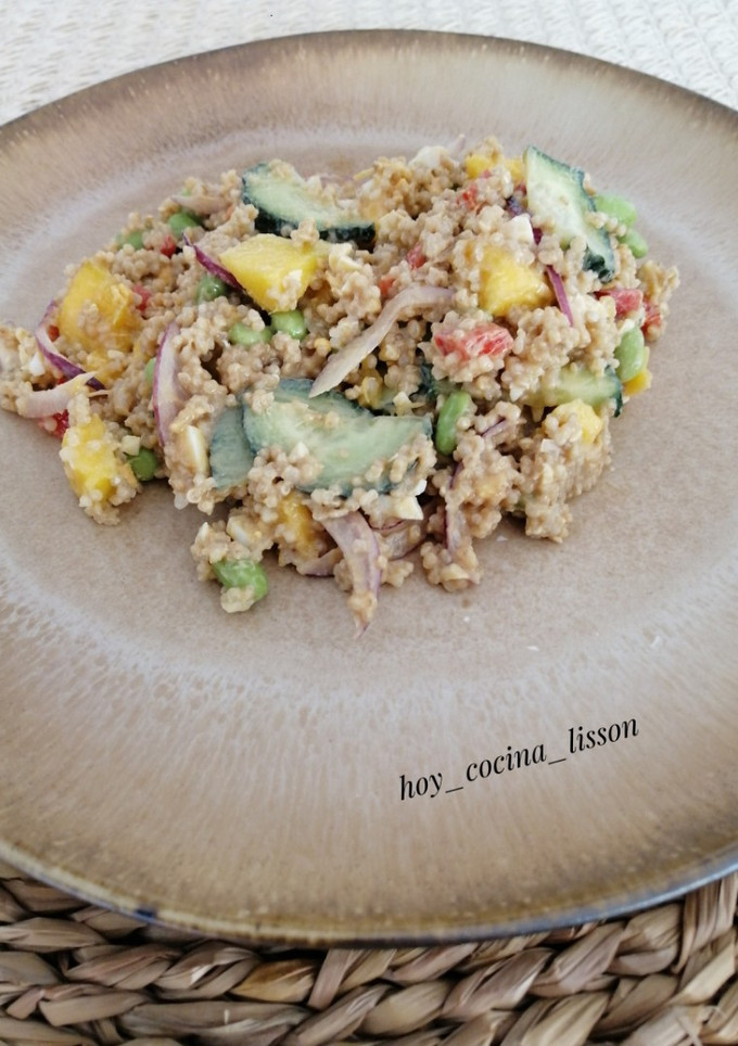 Una foto de Ensalada de quinoa y edamame