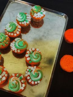 ரெட் வெல்வெட் கப் கேக்(red velvet cup cake recipe in tamil) செய்முறை முக்கிய புகைப்படம்