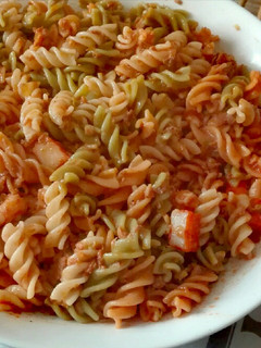 Una foto de Ensalada de hélices vegetales con atún