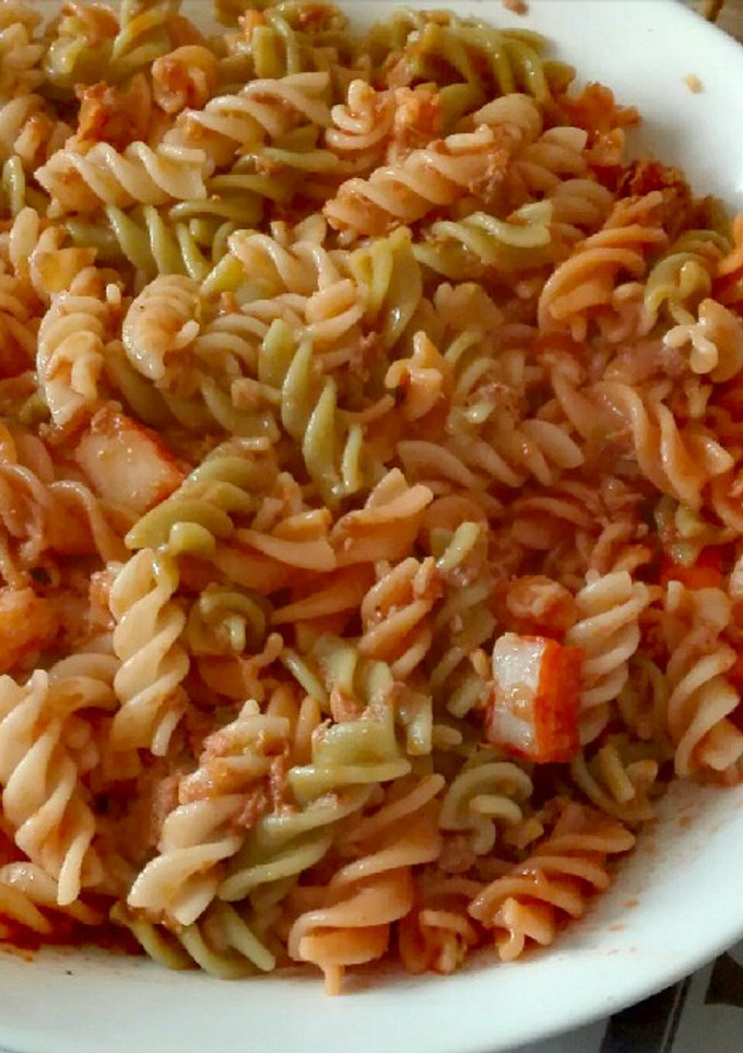 Una foto de Ensalada de hélices vegetales con atún