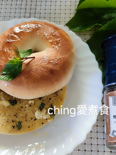 十分鐘上菜-煙燻風味塔香香蒜貝果 的食譜成品照片