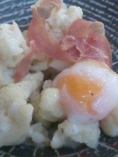 Una foto de Coliflor con jamón y huevo