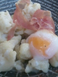 Una foto de Coliflor con jamón y huevo