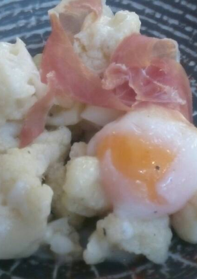 Una foto de Coliflor con jamón y huevo
