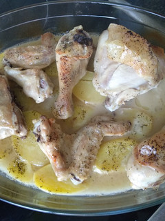 Una foto de Pollo al vino blanco en horno