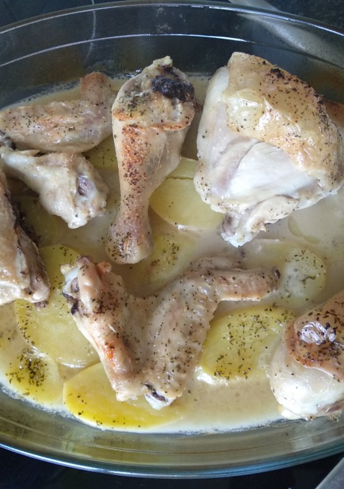 Una foto de Pollo al vino blanco en horno