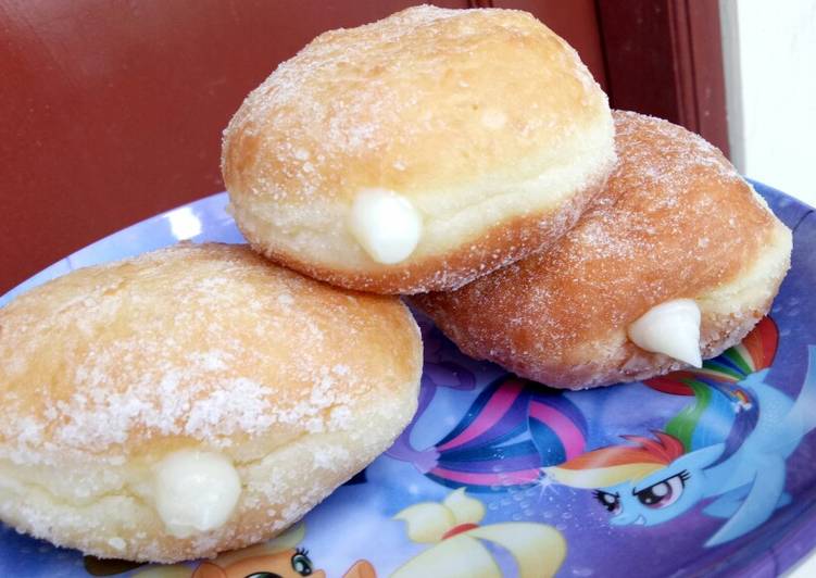 Bomboloni donuts with lemon custard
