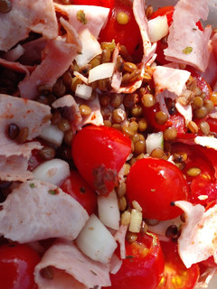 Una foto de Ensalada de lenteja, jamón y tomate