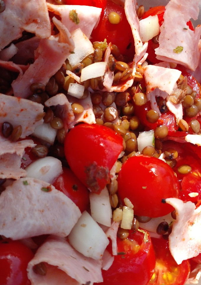 Una foto de Ensalada de lenteja, jamón y tomate