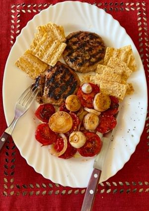 Φωτογραφία της συνταγής 👨‍🍳 Μπιφτέκια στο Σχαροτηγάνι με Ψητά Ντοματάκια & Κρεμμύδια