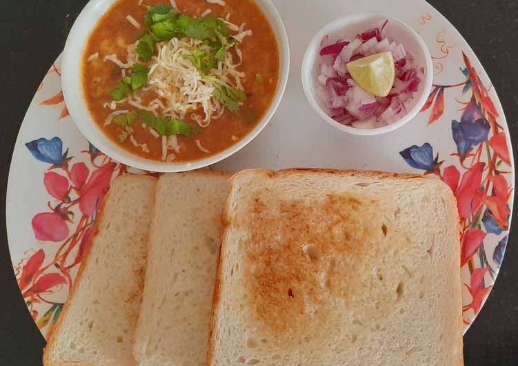 Cheese pav bhaji