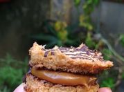 Una foto de alfajor de coco