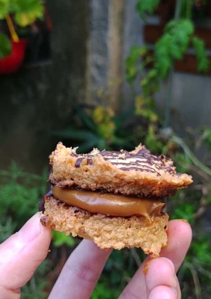 Una foto de Alfajores de coco y dulce de leche sin gluten y en 1 paso