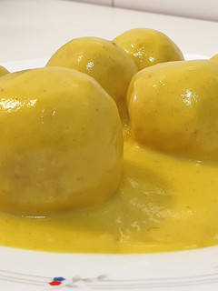 Una foto de Albóndigas de pollo con salsa de mango y curry