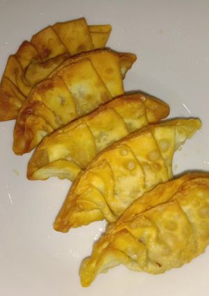 รูปของ เกี๊ยวซ่ากรอบไส้ข้าวทูน่ามายองเนส (Crispy Gyoza with Tuna Mayonnaise Rice Filling)