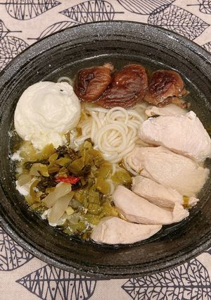 酸菜雞肉蛋包麵 的食譜成品照片