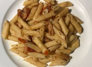 Una foto de Pasta Penne con camarones y calamares