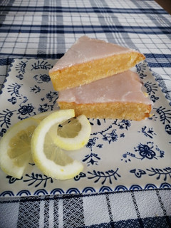 Una foto de Brownie de limón y coco 🍋