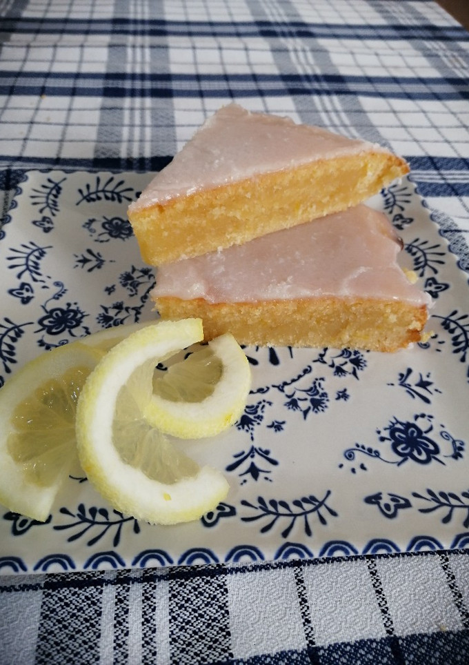 Una foto de Brownie de limón y coco 🍋