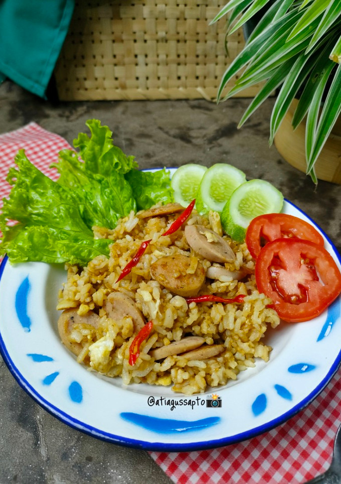 Foto resep Nasi goreng sosis bumbu iris (892)