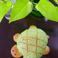 A picture of Turtle-Shaped Melon Bread in the Microwave.