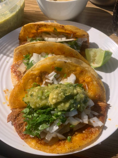 Una foto de Tacos dorados de birria