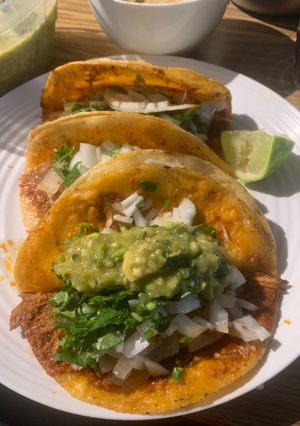 Una foto de Tacos dorados de birria