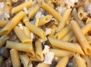 Una foto di penne con funghi
