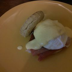 A picture of Easy eggs Benedict got to 330 cals if recipes followed.