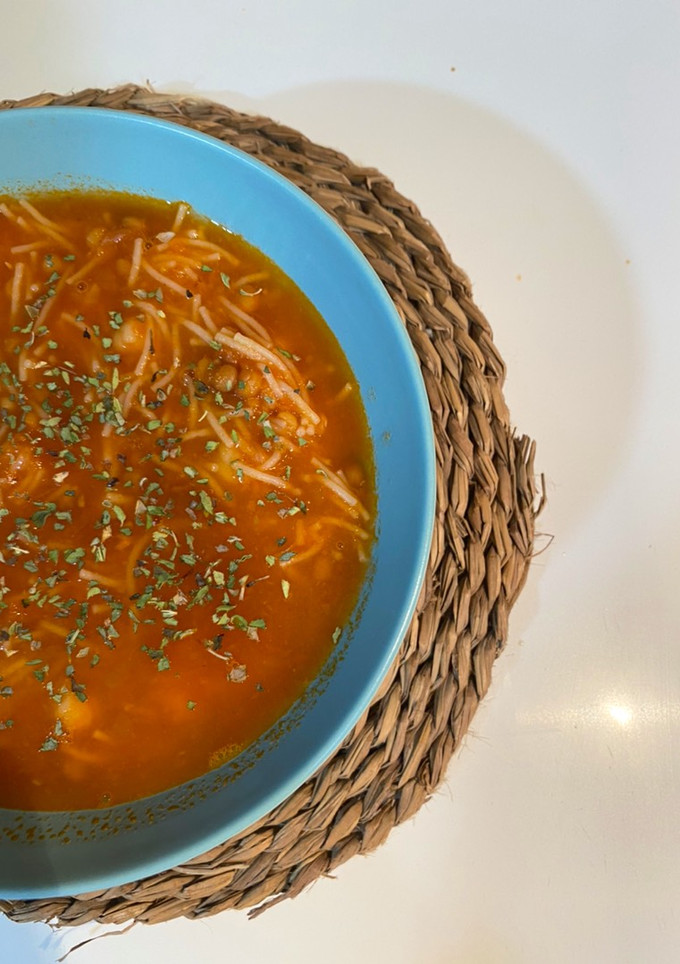 Una foto de Sopa harira tradicional marroquí