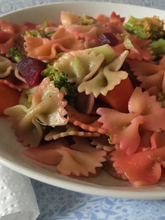 Una foto de Pasta con brócoli y remolacha