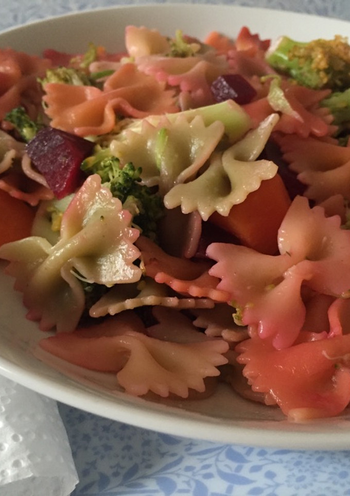 Una foto de Pasta con brócoli y remolacha 