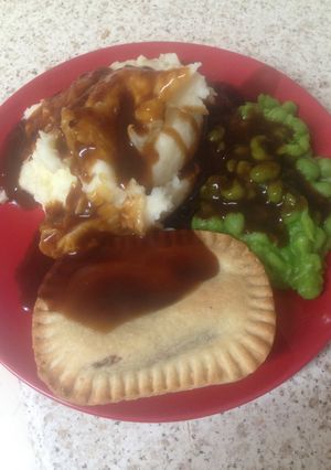 A picture of Steak Pie, Mash Potatoes, Peas & Thick Gravy. Yummy and Easy! 😀😊.