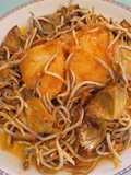 Bacalao con gulas y alcachofas