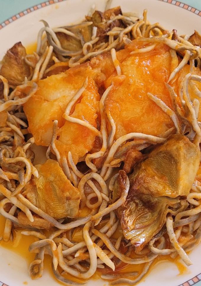 Una foto de Bacalao con gulas y alcachofas