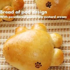 A picture of Paw Shaped Green Tea Custard Cream Bread.