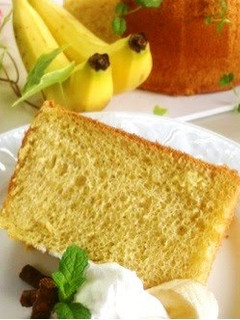 A picture of Fluffy Chiffon Cake with Lots of Bananas.