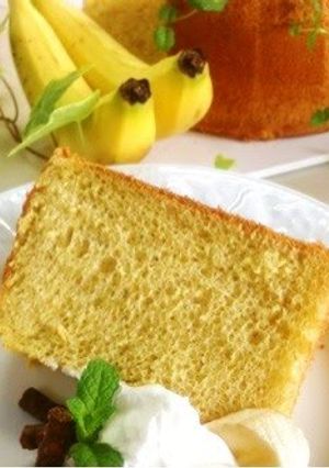 A picture of Fluffy Chiffon Cake with Lots of Bananas.