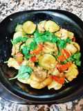 Camarão com cogumelos, pimento e courgete