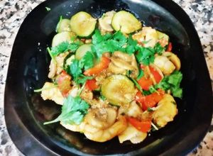 Foto de Camarão com cogumelos, pimento e courgete